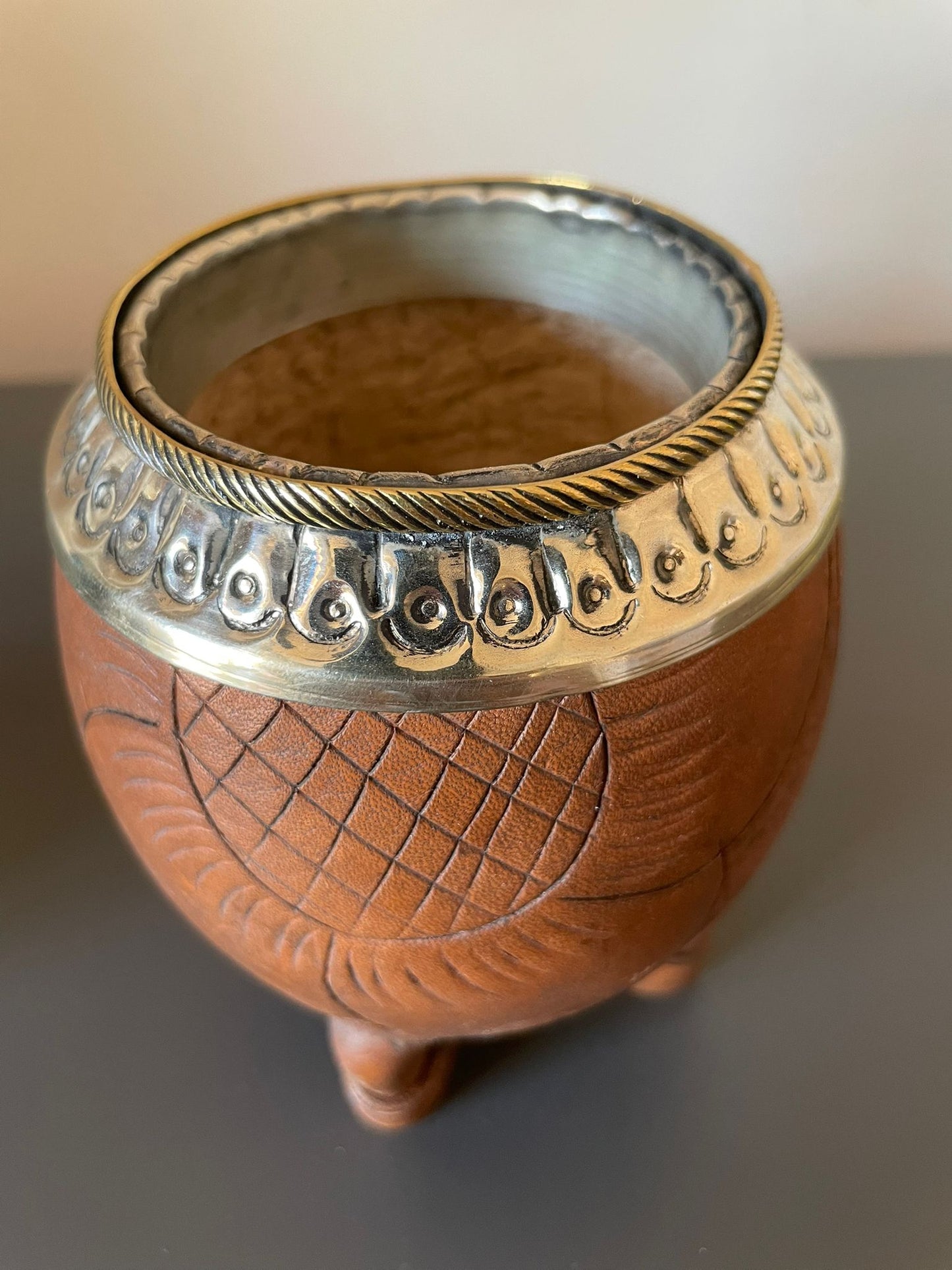 MATE TORPEDO CINCELADO CUERO MARRÓN