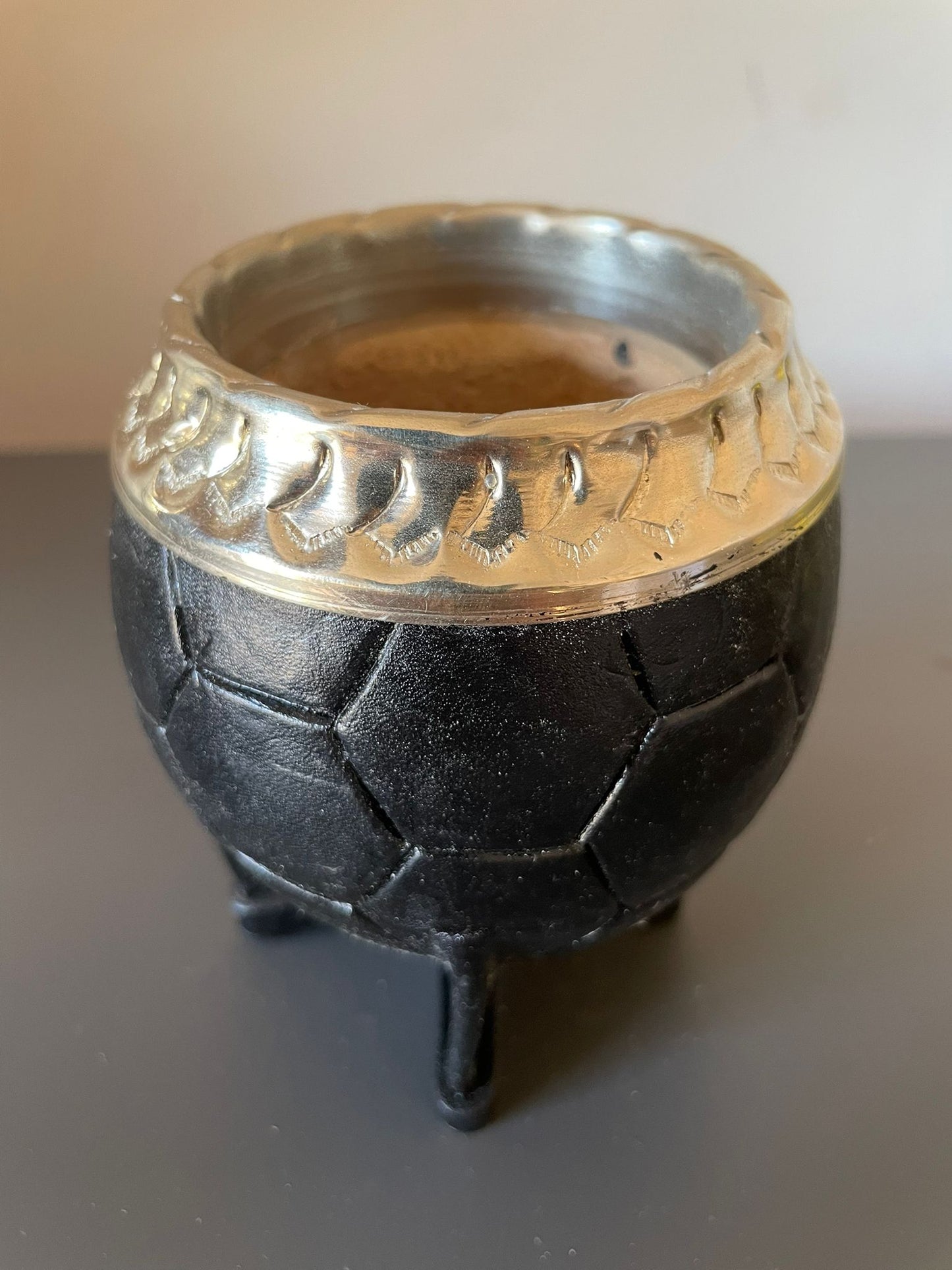 MATE TORPEDO CINCELADO PELOTA - NEGRO -