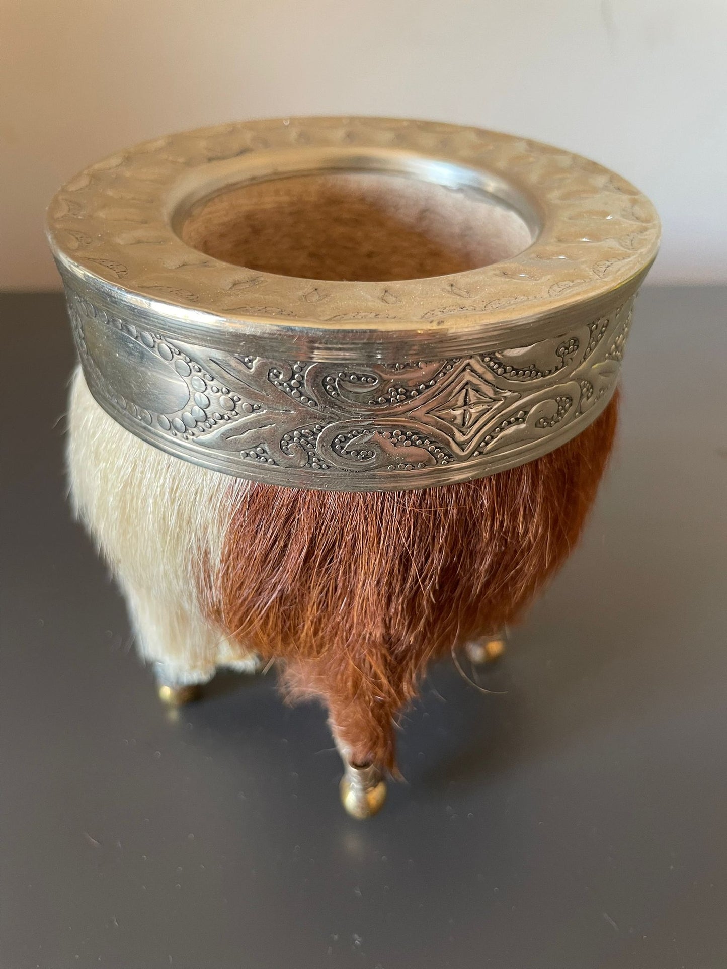 MATE IMPERIAL DE CUERO PELUDO CON BASE DE ALPACA