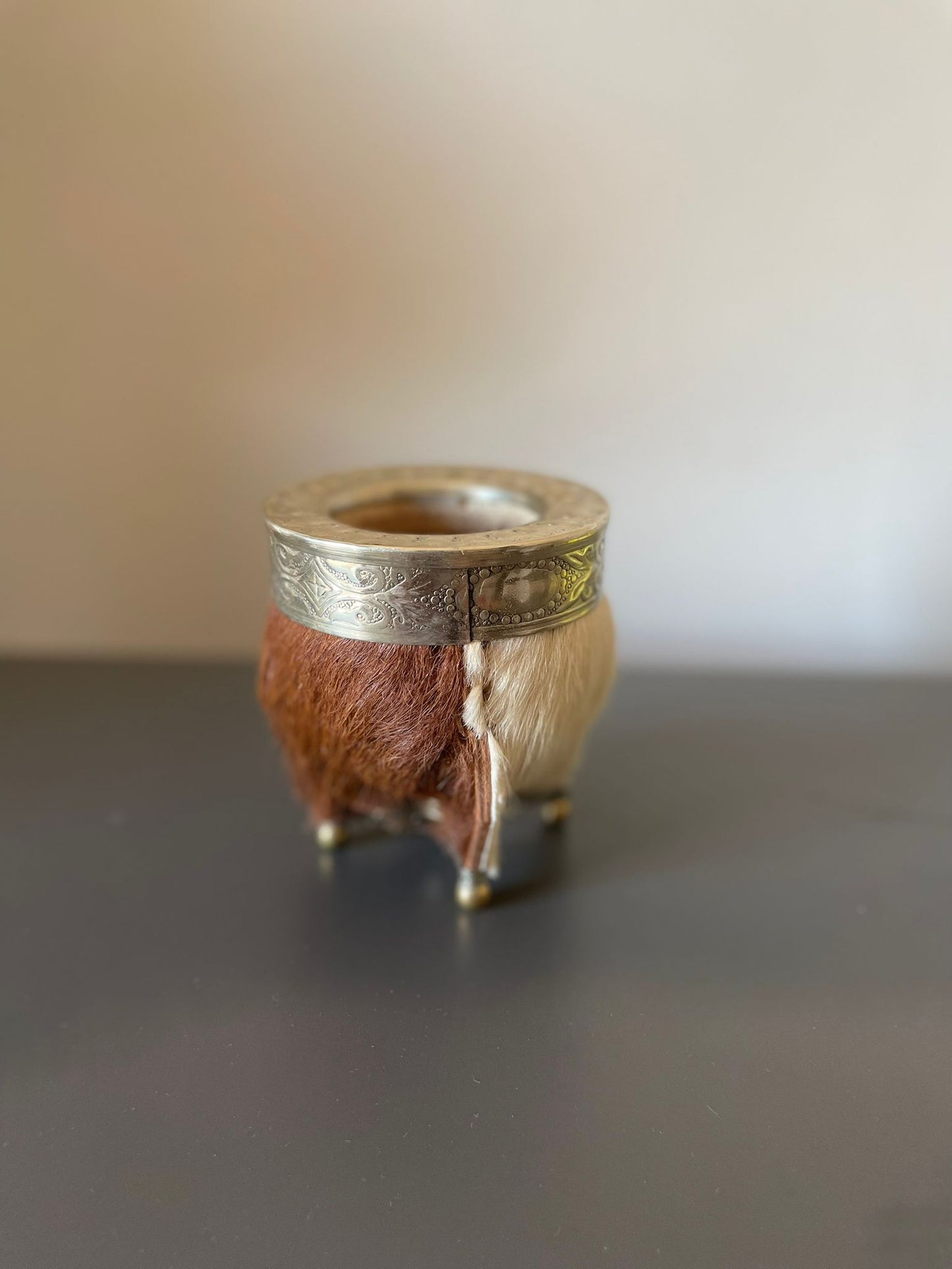 MATE IMPERIAL DE CUERO PELUDO CON BASE DE ALPACA